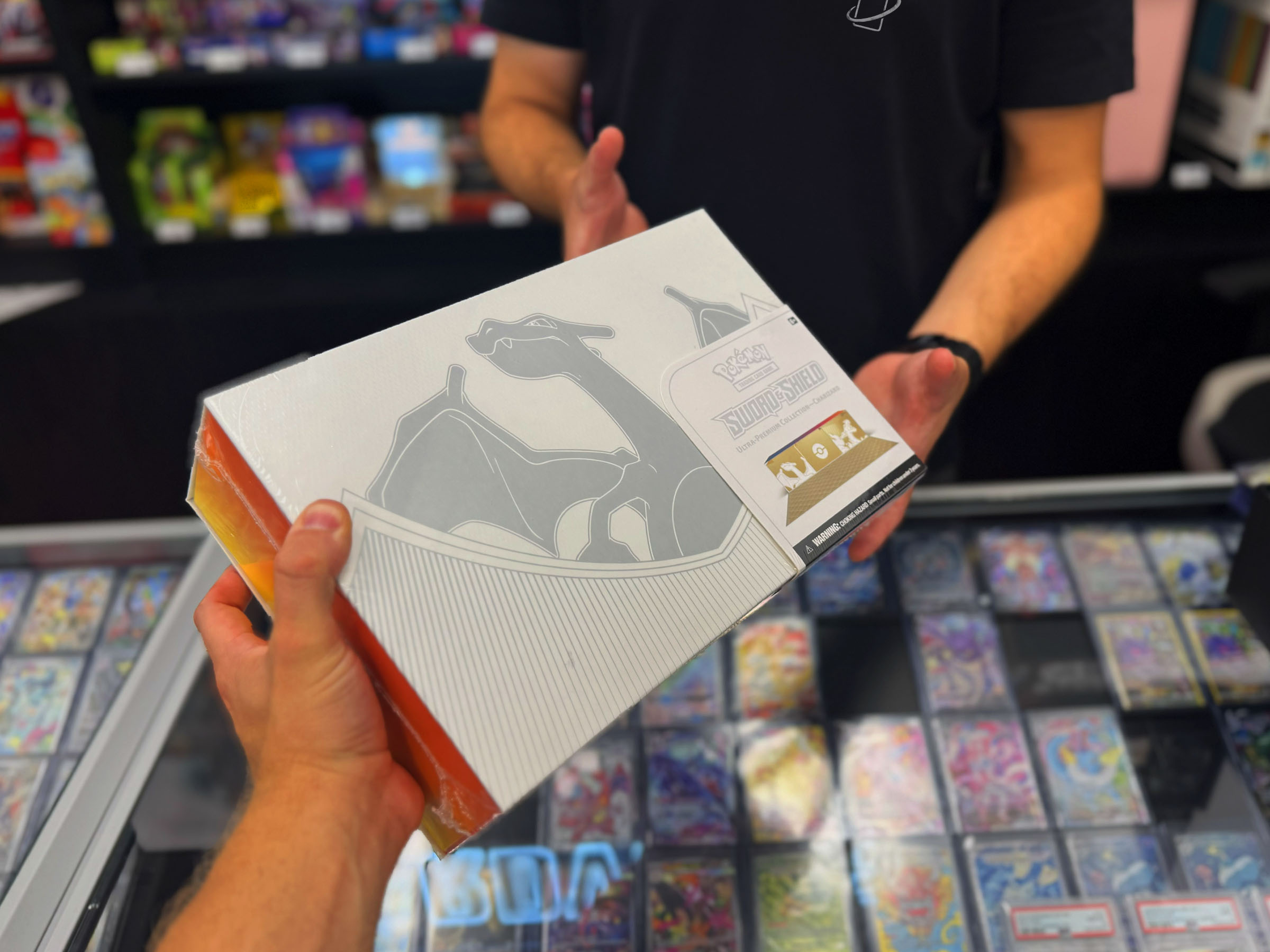Sběratel předává karty specialistovi Cardverse
